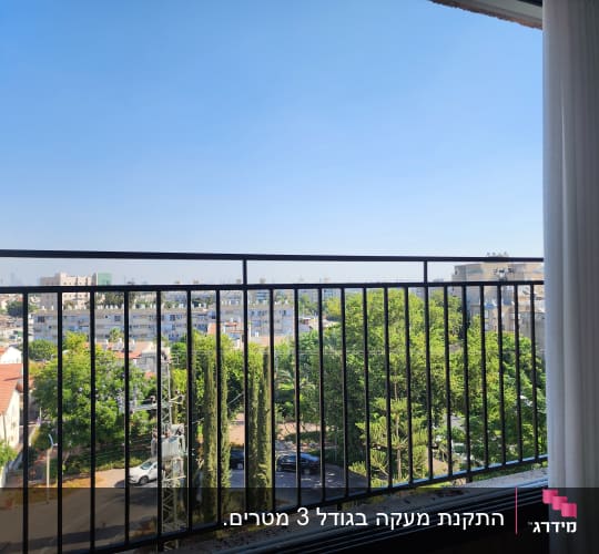 סורגים ישרים ממתכת שחורה מותקנים בפתח חלון
